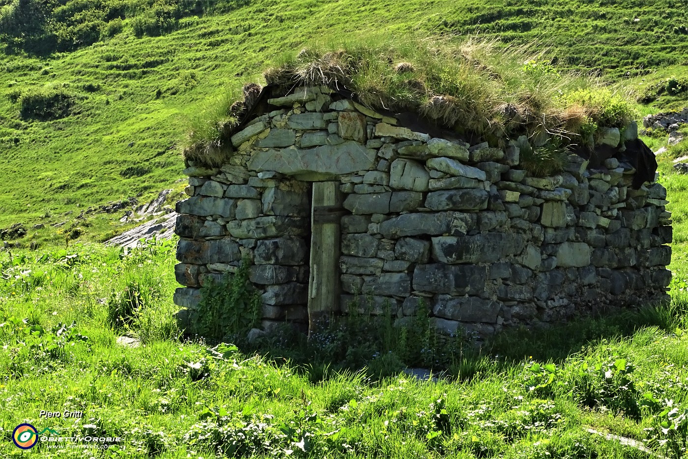 83 Casello in pietra alla Casera di Vedro (1674 m).JPG